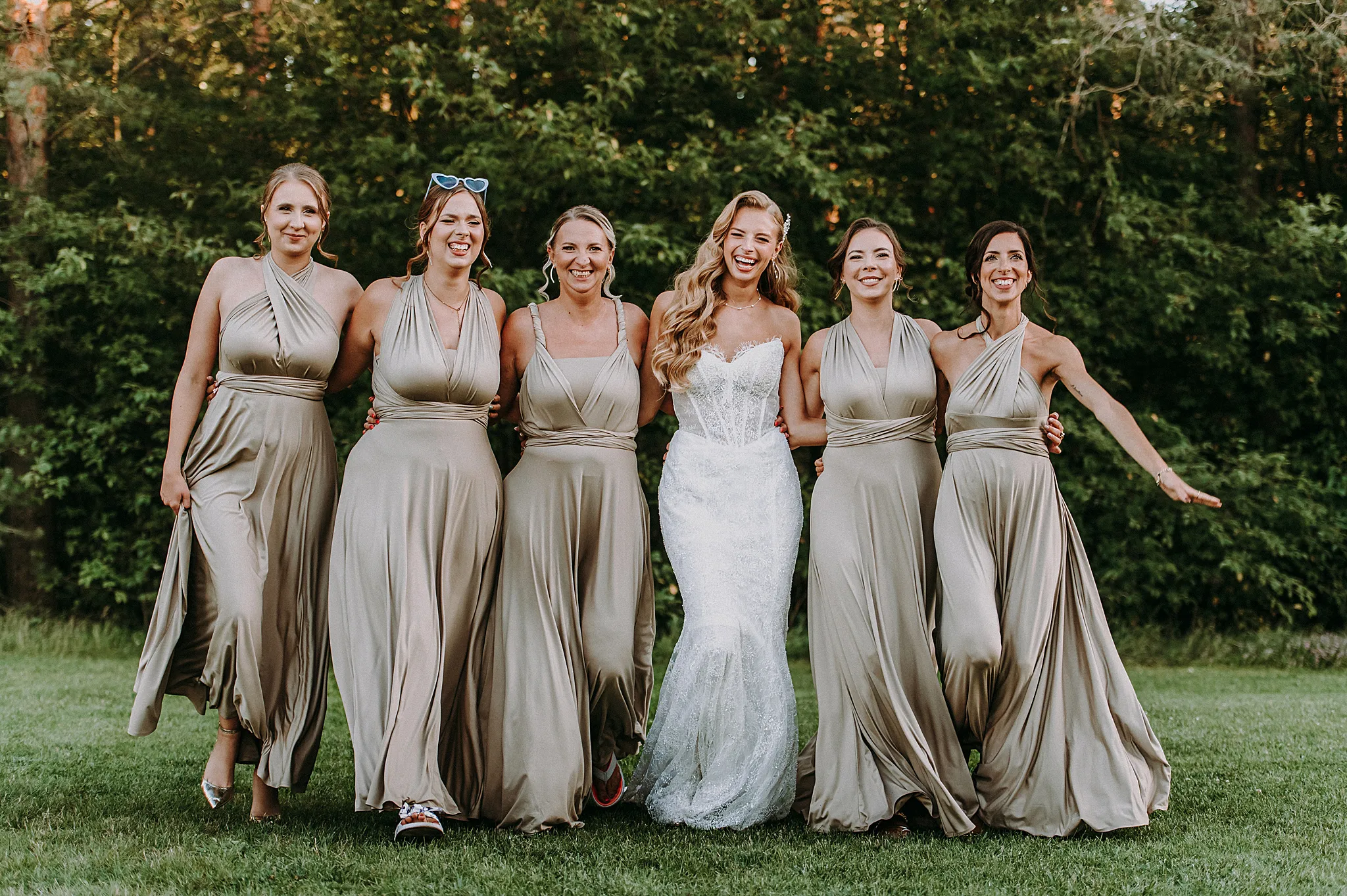 niepozowane zdjęcie grupowe: para młoda ze swoimi najbliższymi przyjaciółmi w pełnym słońcu